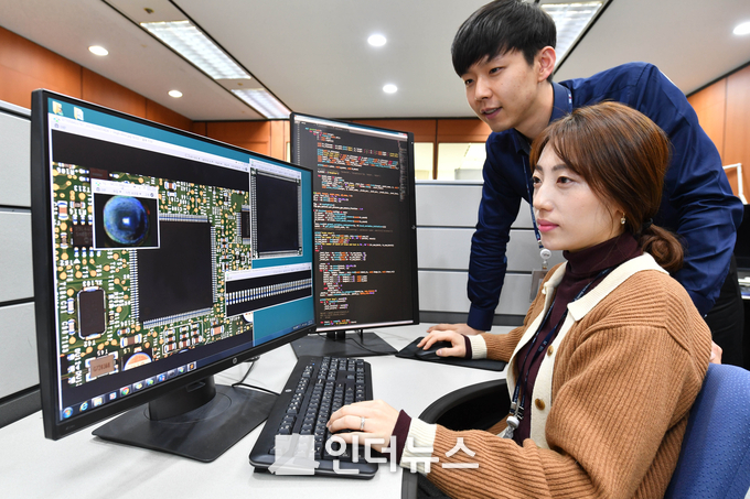 현대모비스가 신설한 빅데이터팀의 직원들이 다양한 제품 샘플들을 보며 맞춤형 인공지능 기술을 개발하고 있다.