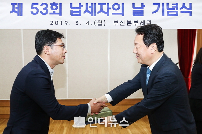 부산본부세관 관내 대강당에서4일 개최된 ‘제53회 납세자의 날’ 기념행사에서 모범납세자로 선정된 브리티쉬아메리칸토바코코리아제조(주) 강승호 사천 공장장이 양승권 부산세관장으로부터 기획재정부장관표창을 수여받고 있다. Photo@ BAT코리아