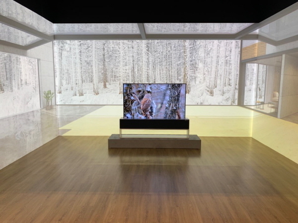 롤러블 디스플레이가 적용된 ‘LG 시그니처 올레드 TV R’ Photo ⓒ 인더뉴스 | 이진솔 기자