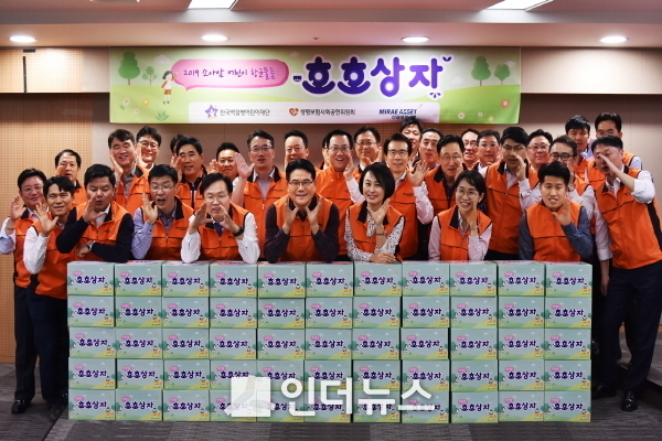미래에셋생명은 지난 6일 여의도 본사에서 생명보험사회공헌위원회와 공동으로 소아암 환자를 돕기 위한 항균키트 ‘호호상자’ 1000개를 제작해 한국백혈병어린이재단에 전달했다고 7일 밝혔다. Photo @ 미래에셋생명