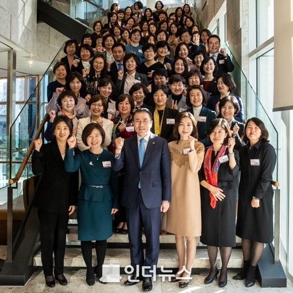 신한금융그룹(회장 조용병)은 8일 서울 중구 소재 한 호텔에서 그룹 내 여성 임원과 본부장, 상위 직급 여성 부서장 등이 참석한 가운데 그룹 여성리더 육성 프로그램인 '신한 쉬어로즈(Shinhan SHeroes)' 2기 출범식을 열고 기념촬영을 하고 있다. (첫줄 왼쪽에서 세번째 조용병 회장) Photo @ 신한금융지주 