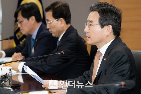 11일 오전 정부 서울청사에 열린 ‘장기소액연체자 지원대책’ 성과 평가 간담회에 참석한 김용범 금융위원회 부위원장이 모두발언을 하고 있다. Photo @ 금융위원회