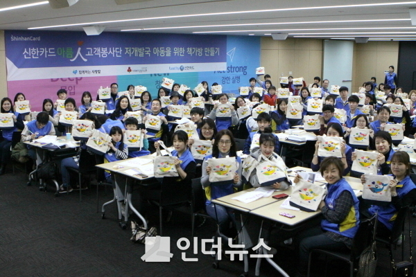 신한카드(사장 임영진)는 자사 고객으로 구성된 ‘신한카드 아름人 고객봉사단’(이하 고객봉사단)이 사단법인 함께하는사랑밭과 해외아동 책가방 만들기 봉사활동을 펼쳤다고 11일 밝혔다. Photo @ 신한카드