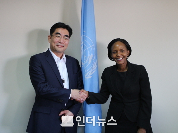 조이스 수야 UN환경계획 부사무총장(오른쪽)과 이동면 KT 미래플랫폼사업부문 사장. Photo @ KT