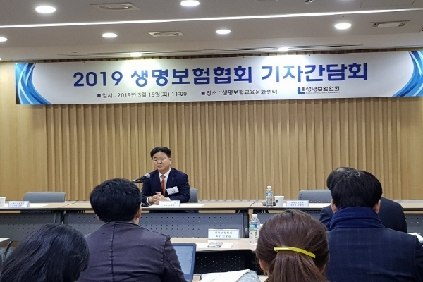 신용길 생보협회장은 광화문 생명보험교육문화센터에서 기자간담회를 열고 “올해 생보업계가 당면한 현안 해결에 협회가 총력을 다하겠다”고 19일 밝혔다. Photo ⓒ 인더뉴스 | 김현우 기자