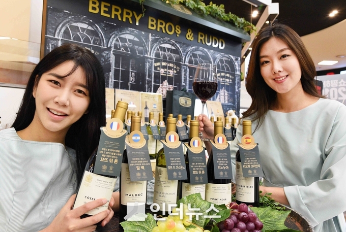 홈플러스(사장 임일순)는 영국의 ‘베리 브라더스 앤 러드(Berry Bros & Rudd·BB&R)’와 함께 가성비 높은 1만~3만원대 와인 신상품 5종을 선보인다고 19일 밝혔다. Photo @ 홈플러스