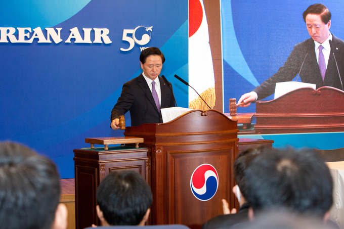 우기홍 대한항공 이사회 의장이 27일 오전 서울 강서구 소재 대한항공빌딩 강당에서 열린 제57기 정기 주주총회에서 상정된 안건을 의결하고 있다. Photo @ 대한항공