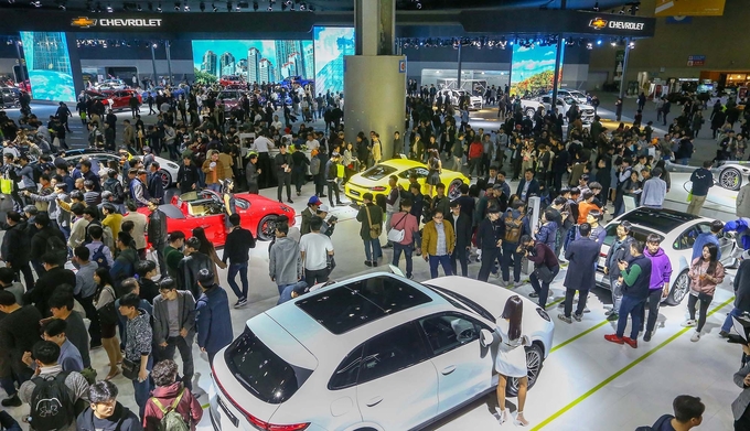 2019 서울모터쇼 관람객들이 개막 첫 주말인 지난달 30일 킨텍스 전시장에서 차량을 둘러보고 있다. Photo @ 서울모터쇼조직위원회