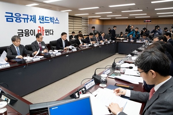최종구 금융위원장(왼쪽 세 번째)은 1일 서울 종로구 정부서울청사 금융위원회에서 제1차 혁신금융심사위원회를 열어 금융규제 샌드박스 준비상황을 점검하고 운영방향을 심의했다. Photo @ 금융위원회