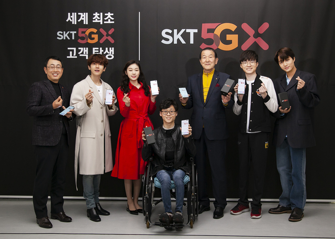 (사진 왼쪽부터) SK텔레콤 유영상 SK텔레콤 MNO사업부장, EXO의 카이, 김연아 선수, 윤성혁 선수, 박재원 씨, 페이커 이상혁 선수, EXO의 백현. Photo @ SK텔레콤