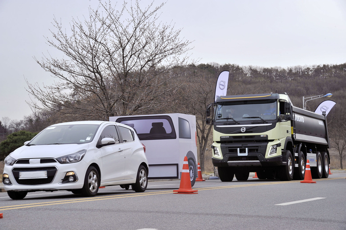 볼보트럭코리아가 9일 오전 김포 타임즈항공에서 비상자동제동장치를 시연하고 있다. Photo @ 볼보트럭코리아