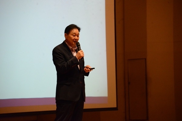 이계문 서민금융진흥원 원장 겸 신용회복위원회 위원장이 추계예대 재학생을 대상으로 금융 강연을 하는 모습. Photo @ 서민금융진흥원