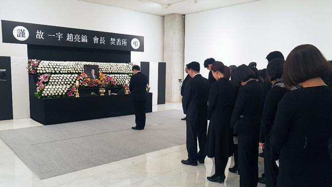 12일 대한항공 서소문 사옥 1층에 마련된 故 조양호 한진그룹 회장의 분향소에서 대한항공 임직원들이 조문하고 있다. Photo ⓒ 인더뉴스 | 박경보 기자