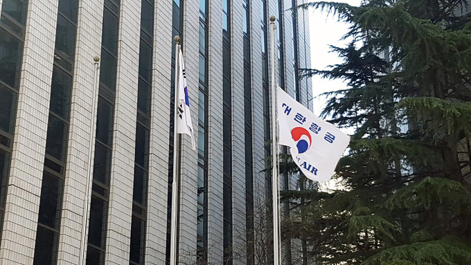 12일 대한항공 서소문 사옥에 故 조양호 한진그룹 회장을 추모하는 조기가 걸려있다. Photo ⓒ 인더뉴스 | 박경보 기자