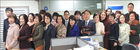 우리지점 우수인증설계사와 장철호 지점장(앞줄 가운데), 정석영 영진에셋 대표(뒷줄 오른쪽 첫번째), 강길만 한국보험대리점협회장(뒷줄 가운데). Photo @ 한국보험대리점협회