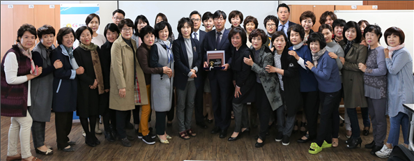 가벗지사 우수인증설계사와 김수환 지사장(앞줄 가운데), 강길만 한국보험대리점협회장(뒷줄 가운데). Photo @ 한국보험대리점협회