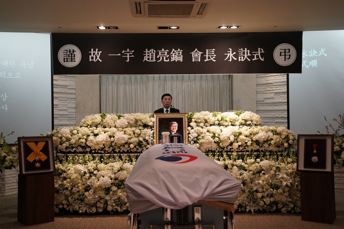 서용원 (주)한진 사장이 16일 오전 신촌 세브란스병원 장례식장에서 거행된 영결식에서 故 조양호 한진그룹 회장의 약력을 소개하고 있다. Photo @ 대한항공