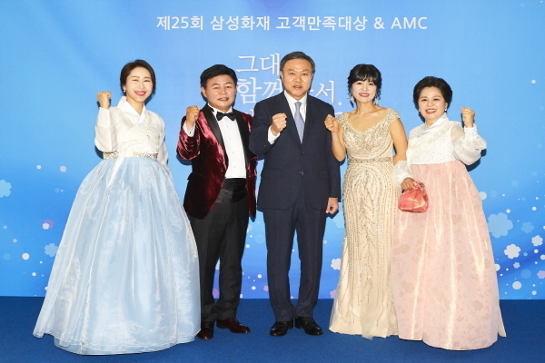  최영무 삼성화재 사장과 고객만족대상 수상자들이 기념촬영을 하고 있다. 왼쪽부터 메이저 챔피언 손순자 RC, 대상 원면재 RC, 최영무 삼성화재 사장, 메이저 챔피언 신영단 RC, 챌린저 챔피언 황순자 RC 순. Photo @ 삼성화재