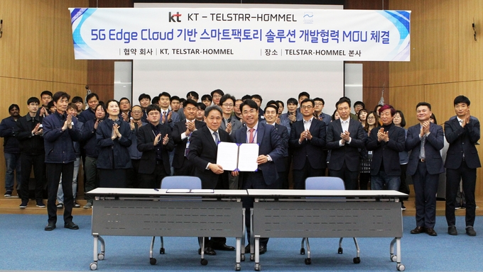 이필재 KT 마케팅부문 부사장(사진 왼쪽)과 임병훈 텔스타홈멜 대표. Photo @ KT