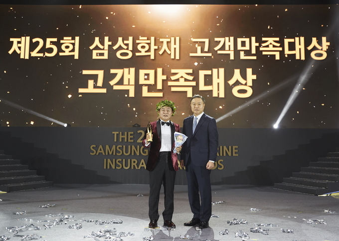 지난 17일 열린 삼성화재 '2019년 고객만족대상 & AMC'(연도대상) 시상식에서 최영무 삼성화재 사장(오른쪽)에게 축하를 받고 있는 대상 수상자 원면재 RC. Photo @ 삼성화재