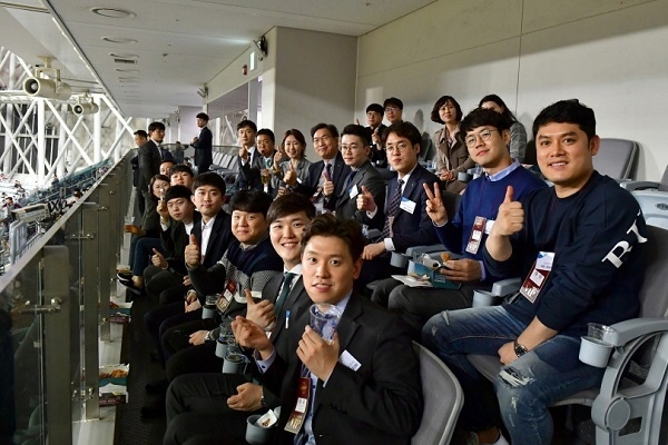 이대훈 농협은행장(둘째줄 우측부터 다섯 번째)과 직원들이 지난 25일 프로야구 경기장(고척스카이돔)을 찾아 경기를 관람하며 기념사진을 촬영하고 있다. Photo @ 농협은행