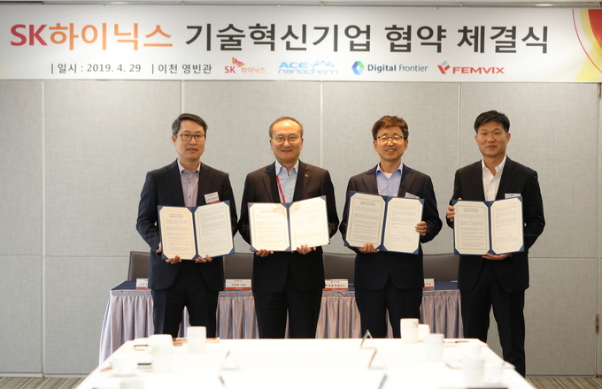 왼쪽부터 디지털프론티어 오성구 대표, SK하이닉스 이석희 CEO, 에이스나노켐 이종훈 대표, 펨빅스 김옥률 대표. Photo @ SK하이닉스