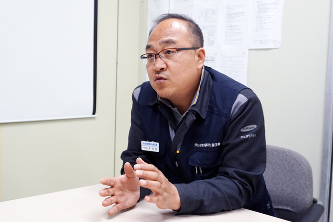 주재정 르노삼성자동차 노동조합 수석부위원장이 지난 26일 노조사무실에서 인더뉴스와 만나 인터뷰를 하고 있다. Photo ⓒ 인더뉴스 | 박경보 기자