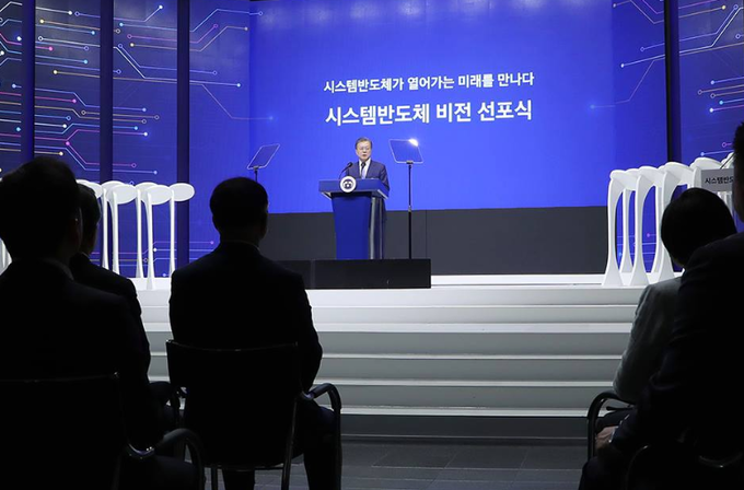 문재인 대통령은 30일 삼성전자 화성사업장 부품연구동에서 개최된 ‘시스템반도체 비전 선포식’에 참석했다. Photo @ 청와대 
