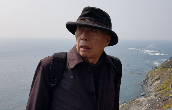 쓰시마 남단 쓰쓰 전망대에서 선 김정기 교수. Photo ⓒ 김정기