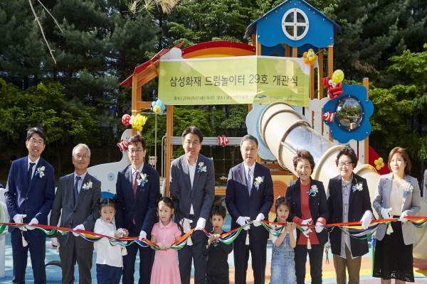 박두준 아이들과미래재단 상임이사(왼쪽 2번째), 고용진 국회의원(왼쪽 3번째), 오승록 노원구청장(왼쪽 4번째), 최영무 삼성화재 사장(왼쪽 5번째) 등이 참석한 가운데 삼성화재 드림 놀이터 29호 테이프 커팅식을 진행하고 있다 Photo @ 삼성화재