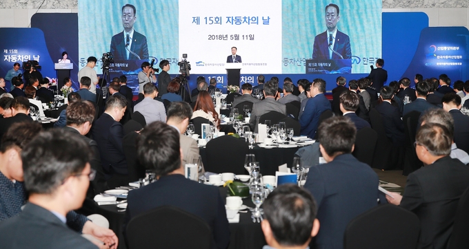 백운규 전 산업통상자원부 장관이 지난해 5월 11일 인터컨티넨탈 서울 코엑스에서 열린 제 15회 자동차의 날 행사에 참석해 축사를 하고 있다. Photo @ 산업통상자원부