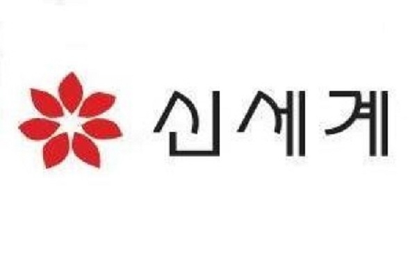 신세계그룹은 대한축구협회와 공식 파트너 협약을 맺고, 오는 2024년까지 여자 국가대표팀 경기력 향상과 여자 축구 저변 확대 등 축구발전을 위해 총 100여억원을 지원한다고 15일 밝혔다. Image @ 신세계그룹