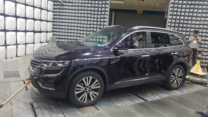 QM6가 EMC 시험장에서 전자파 관련 검측 시험을 받고 있다. Photo ⓒ 인더뉴스 | 박경보 기자 