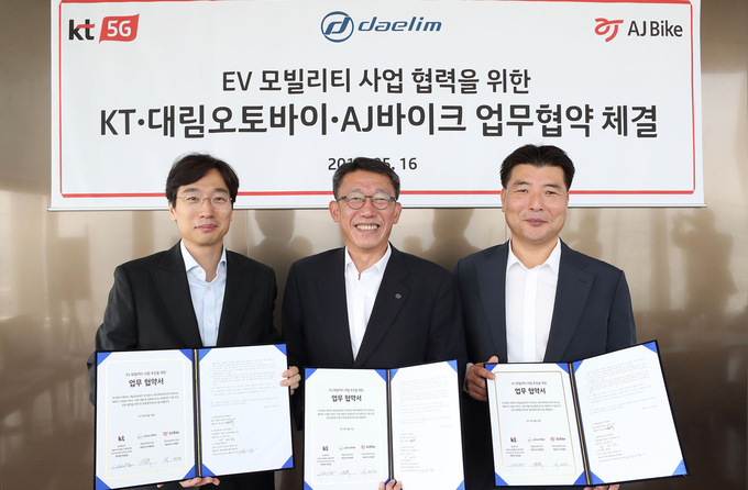  KT 커넥티드카 비즈센터장 최강림 상무(중앙), 대림 오토바이 배원복 대표(왼쪽), AJ 바이크 서재원 대표(오른쪽)가 16일 광화문 KT사옥에서 ‘EV(Electric Vehicle) 모빌리티 사업 활성화를 위한 업무협약’을 체결하고 있다. Photo @ KT