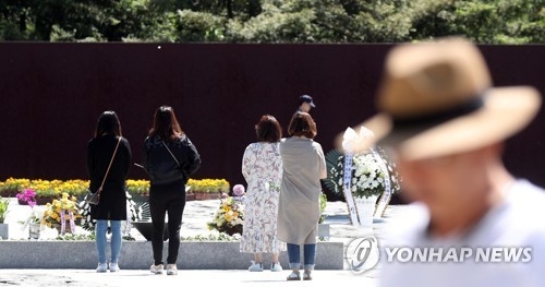 봉하마을 찾는 시민 (김해=연합뉴스) 김동민 기자 = 노무현 전 대통령 서거 10주기 추도식을 이틀 앞둔 21일 경남 김해시 진영읍 봉하마을에 시민들 방문이 이어지고 있다. 2019.5.21 image@yna.co.kr