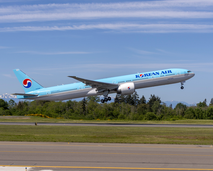 대한항공이 도입한 보잉사의 B777-300ER 항공기. Photo @ 대한항공