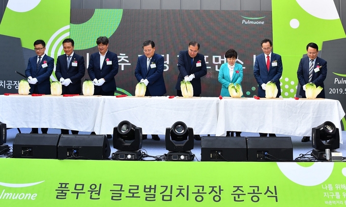 풀무원 글로벌김공장 준공식_배추커팅식 모습. Photo @ 풀무원
