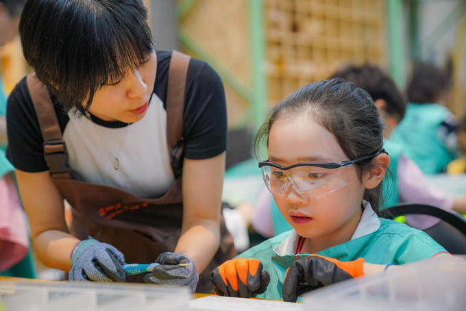 지난 25일 성동구 서울새활용플라자에서 열린 '그린다솜이 가족자원봉사'에 참가한 어린이들이 생활용품을 해체해 쓸모 있는 부품을 분류하고 있다. Photo @ 교보생명