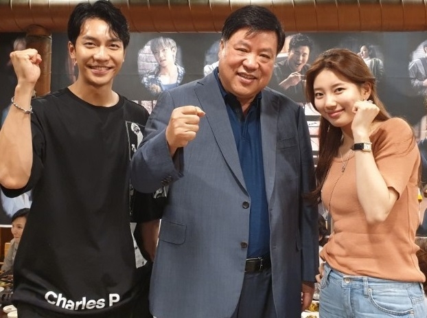 (왼쪽부터) 배우 이승기, 서정진 셀트리온그룹 회장, 배우 수지. Photo @ 셀트리온그룹