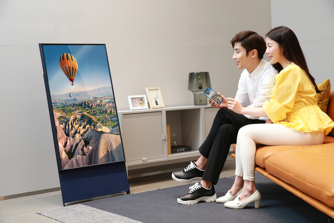 27일 삼성전자에 따르면 ‘더 세로(The Sero)’는 밀레니얼 세대를 중심으로 모바일 콘텐츠를 즐기는 익숙한 소비자들의 취향을 반영한 라이프스타일 TV다. Photo @ 삼성전자