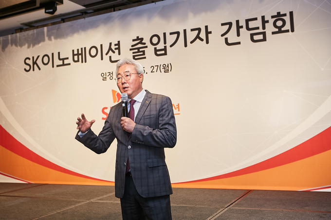 김준 SK이노베이션 총괄 사장이 27일 오전 서울 광화문 포시즌스 호텔에서 기자간담회를 열고 ‘행복한 미래를 위한 독한 혁신’이라는 제목의 성장전략을 발표하고 있다. 