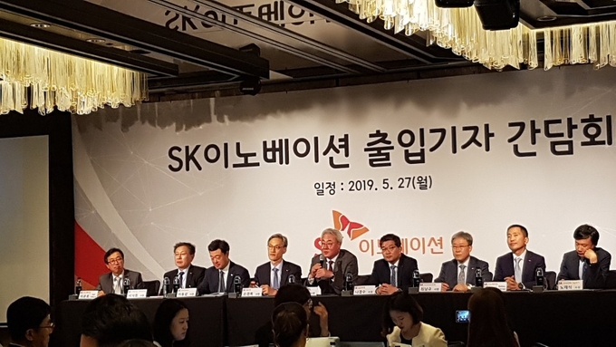 김준(왼쪽 5번째) SK이노베이션 총괄 사장 등 SK이노베이션 계열사 CEO들이 27일 오전 서울 광화문 포시즌스 호텔에서 열린 기자간담회에 참석해 질의에 응답하고 있다. Photo ⓒ 인더뉴스 | 박경보 기자