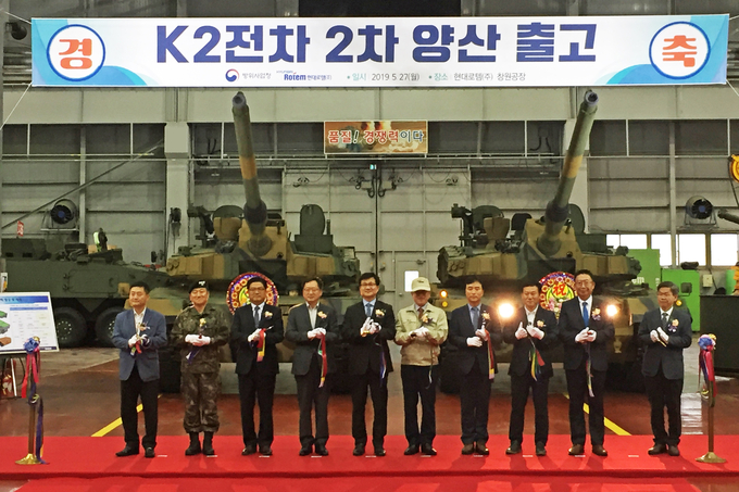 강은호왼쪽 다섯번째) 방사청 사업관리본부장, 이건용(왼쪽 여섯번째), 현대로템 대표이사 등 27일 현대로템 창원공장에서 열린 'K2전차 2차 양산 출고식'에서 등 관계자들이 테이프 커팅을 하고 있다. Photo @ 현대로템