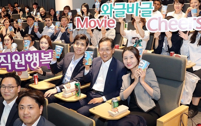 지난 28일 직원들과 영화를 보며 소통하는 시간을 가진 지성규 KEB하나은행장(두번째 줄 오른쪽에서 두번째)이 직원들과 함께 팝콘을 들고 있다. Photo @하나은행