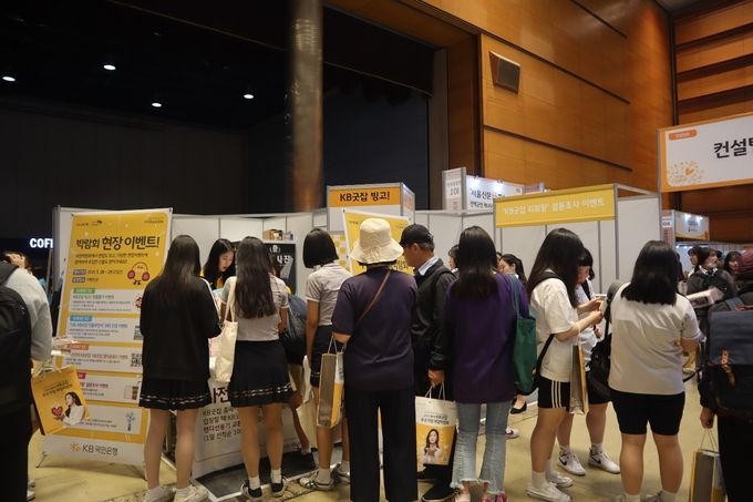 여러 구직 이벤트에 다양한 연령층 취업준비생들이 참여하고 있다. Photo ⓒ 인더뉴스 | 박민지 기자