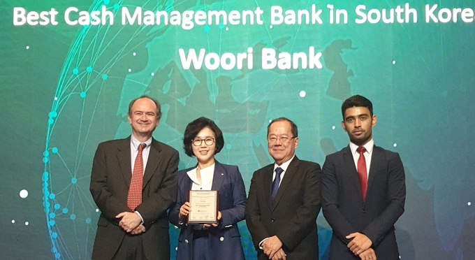 우리은행은 지난 30일 아시안뱅커 주최로 태국 방콕에서 열린 ‘The Asian Banker Transaction Awards’에서 ‘2019년 한국 최우수 자금관리 은행’으로 선정됐다. 정종숙 우리은행 부행장보가 관계자들과 기념 촬영을 하고 있다. Photo @ 우리은행