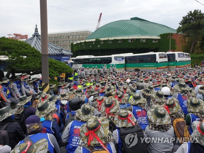 민주노총 산하 금속노조 조합원들이 31일 현대중공업 울산 본사 정문 앞에서 사측과 대치하고 있다. Photo ⓒ 연합뉴스