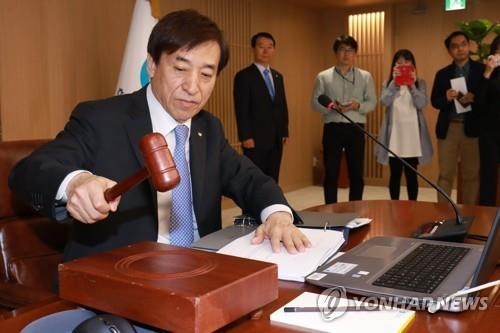  이주열 한국은행 총재가 31일 오전 서울 중구 한국은행에서 열린 금융통화위원회 본회의를 주재하고 있다. Photo ⓒ연합뉴스