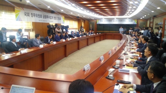3일 오전 열린 국회 정무위원회 '금융투자업계 현장 간담회' 현장. Photo ⓒ 인더뉴스|신재철 기자