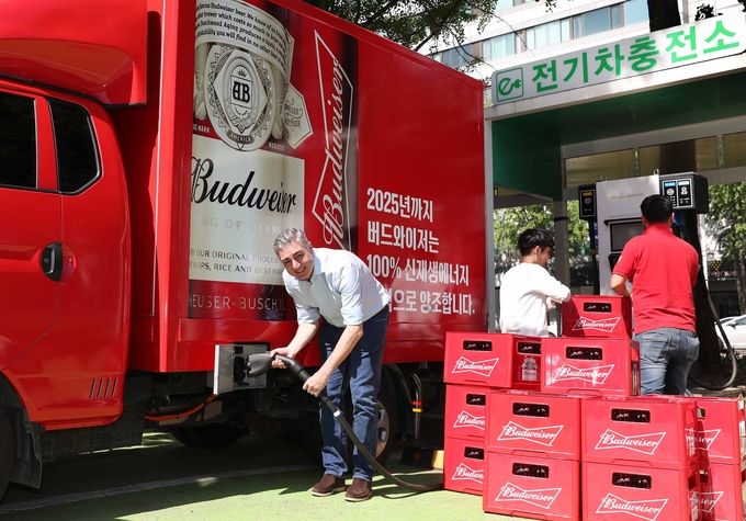 오비맥주 고동우 대표가 전기차충전소에서 버드와이저 맥주를 운반하는 친환경 전기트럭을 충전하고 있다. Photo @ 오비맥주